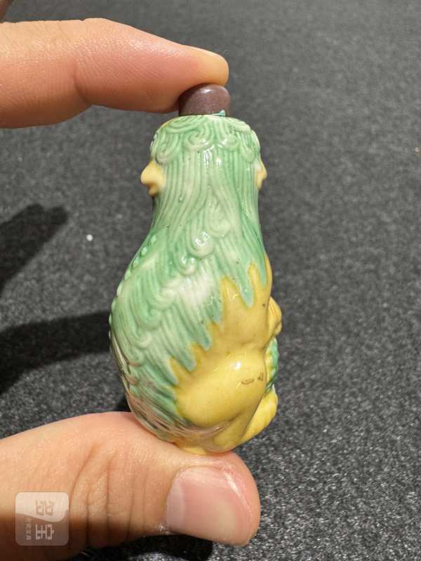 清 太狮少狮素三彩鼻烟壶 - 图5